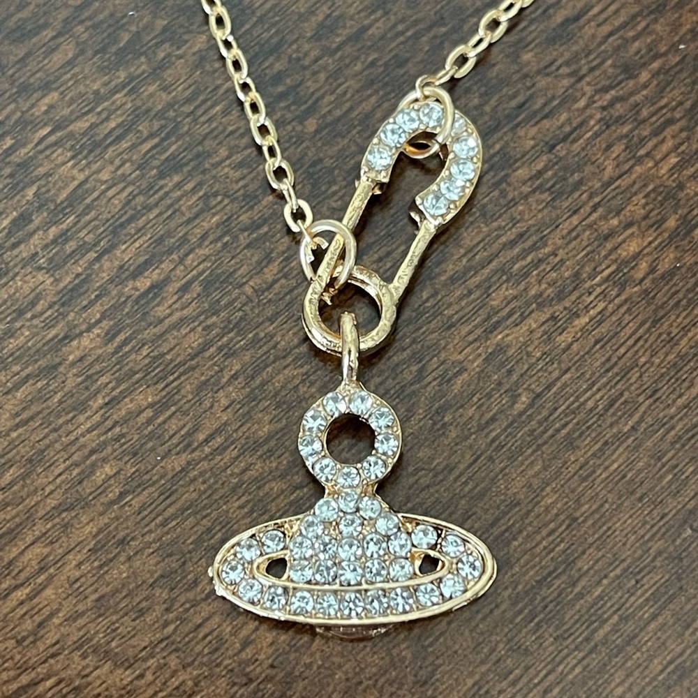 Gold Tone Pendant Necklace